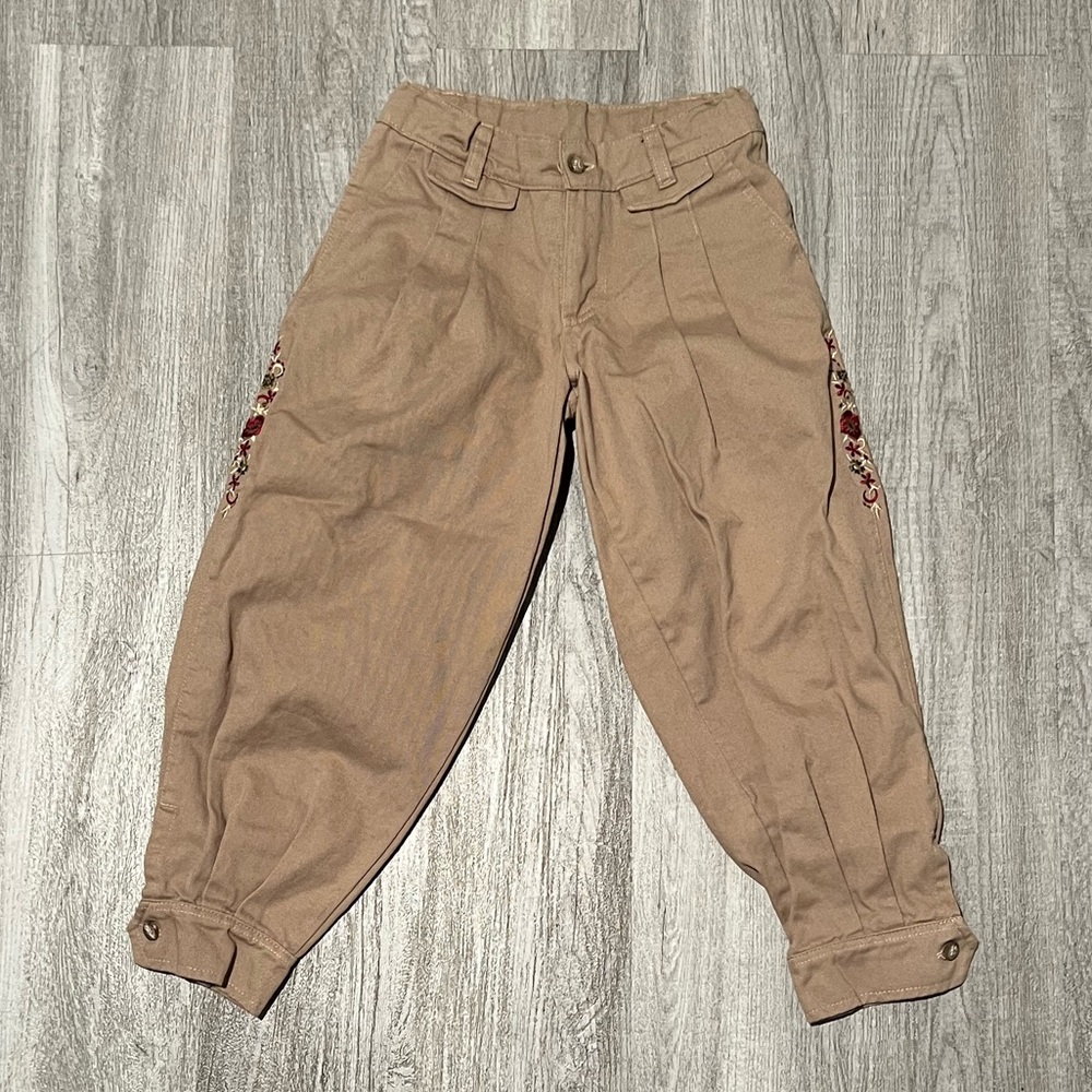 Casca Nueces floral embroidered khaki cropped pants